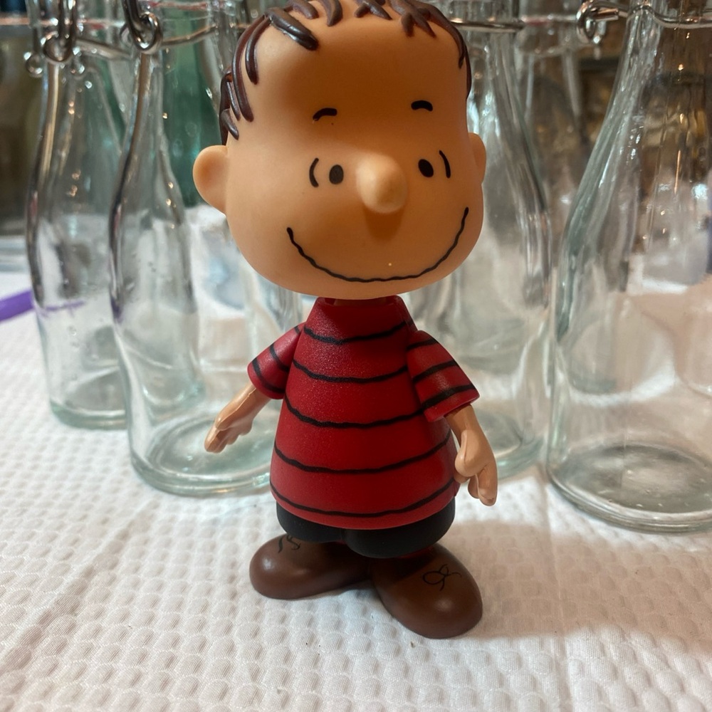 Playing Mantis Peanuts It's the Great Pumpkin Linus Van Pelt Figure 2002 5" Tall